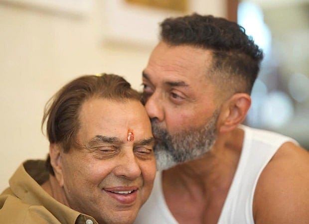 Booby Deol pens note for Dharmendra OahUO8
