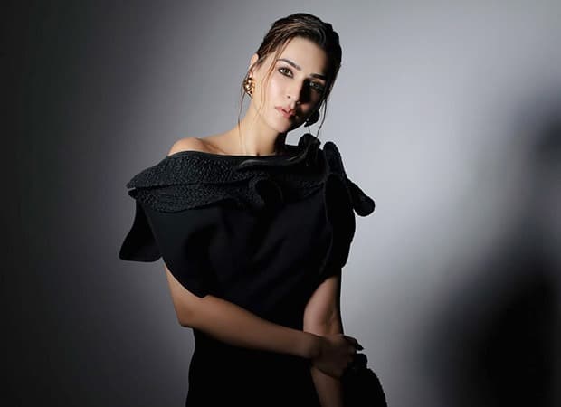 Kriti Sanon breaking - Kriti Sanon on breaking her pattern for Tere Ishk Mein, “I didn’t prepare in the usual way and surrendered to the world of the film and the director” 1 Kriti main TGnqaI