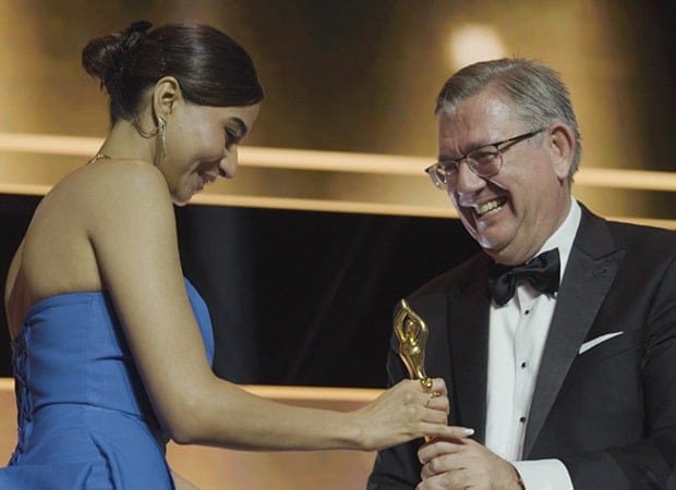 Shubhangi wins Best Actress at IFFA K8MSnL