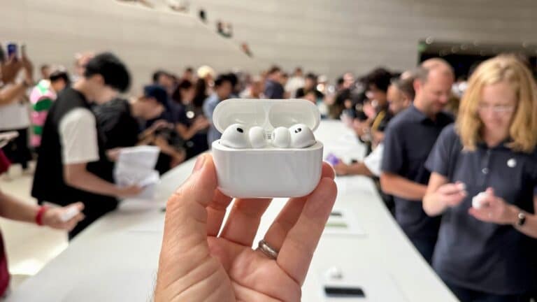 airpods pro 3 demo room 3 gkQ0H2