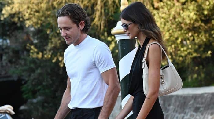 Kaia Gerber, Lewis Pullman don't hold back on PDA during day out 1 l 639271 103109 updates 0jJ1uf