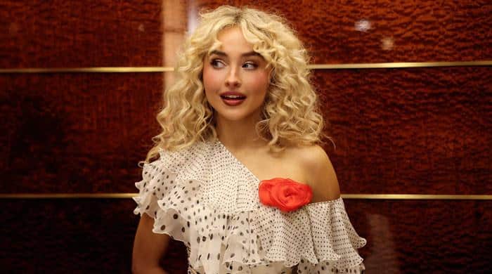 Sabrina Carpenter treats fans to unseen childhood photo during holidays 1 l 641598 022116 updates JtS2wk