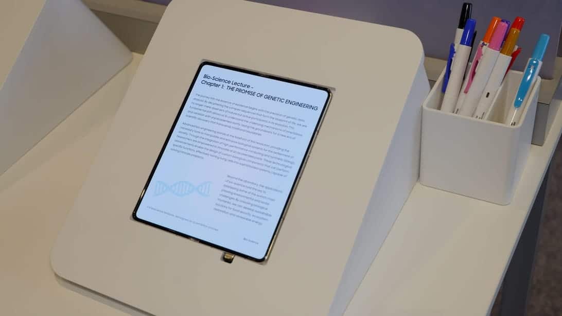 I Saw a Creaseless Foldable Screen at CES That Could End Up in the iPhone Fold 1 creaseless display 1 H2P7sN