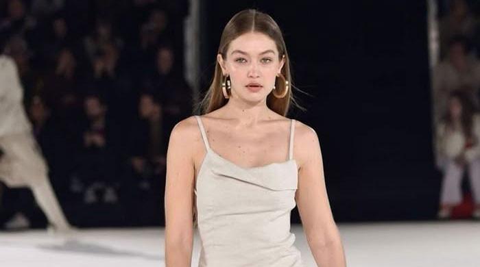 Gigi Hadid trades signature blondes with new look: See 1 l 644085 112406 updates fte9Cj