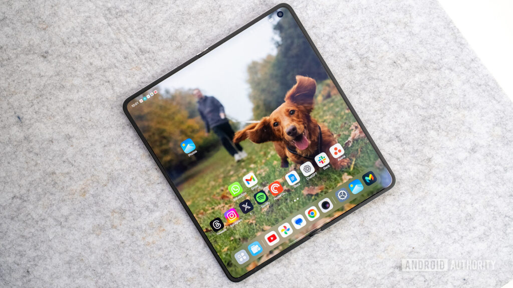 Best 15 This wide-foldable Android flagship could have a creaseless